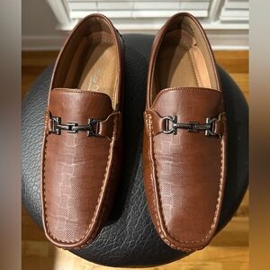 Elegant Brown Loafers with Metal Accent. This Is A Great Buy! 🤎 Men’s Size 9